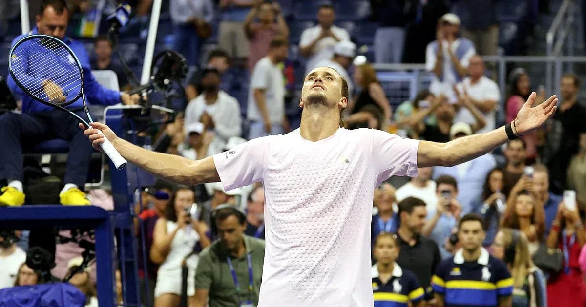 Joueur levant les bras après une victoire au tennis Joueur levant les bras après une victoire au tennis