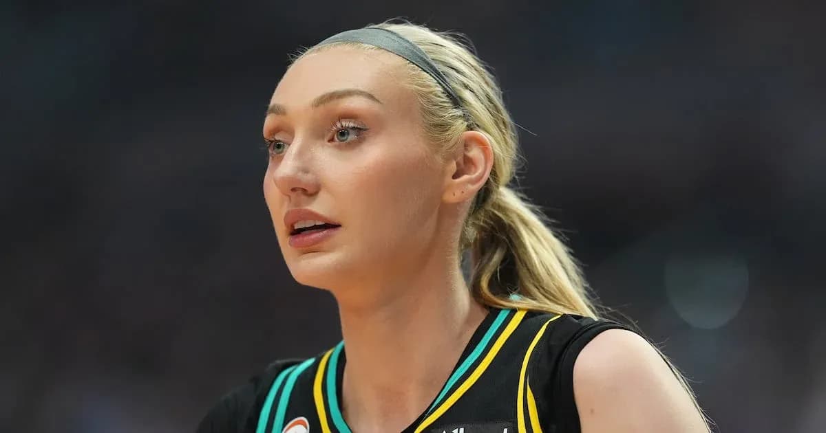 Joueuse de basket-ball sur le terrain, regardant Joueuse de basket-ball sur le terrain, regardant