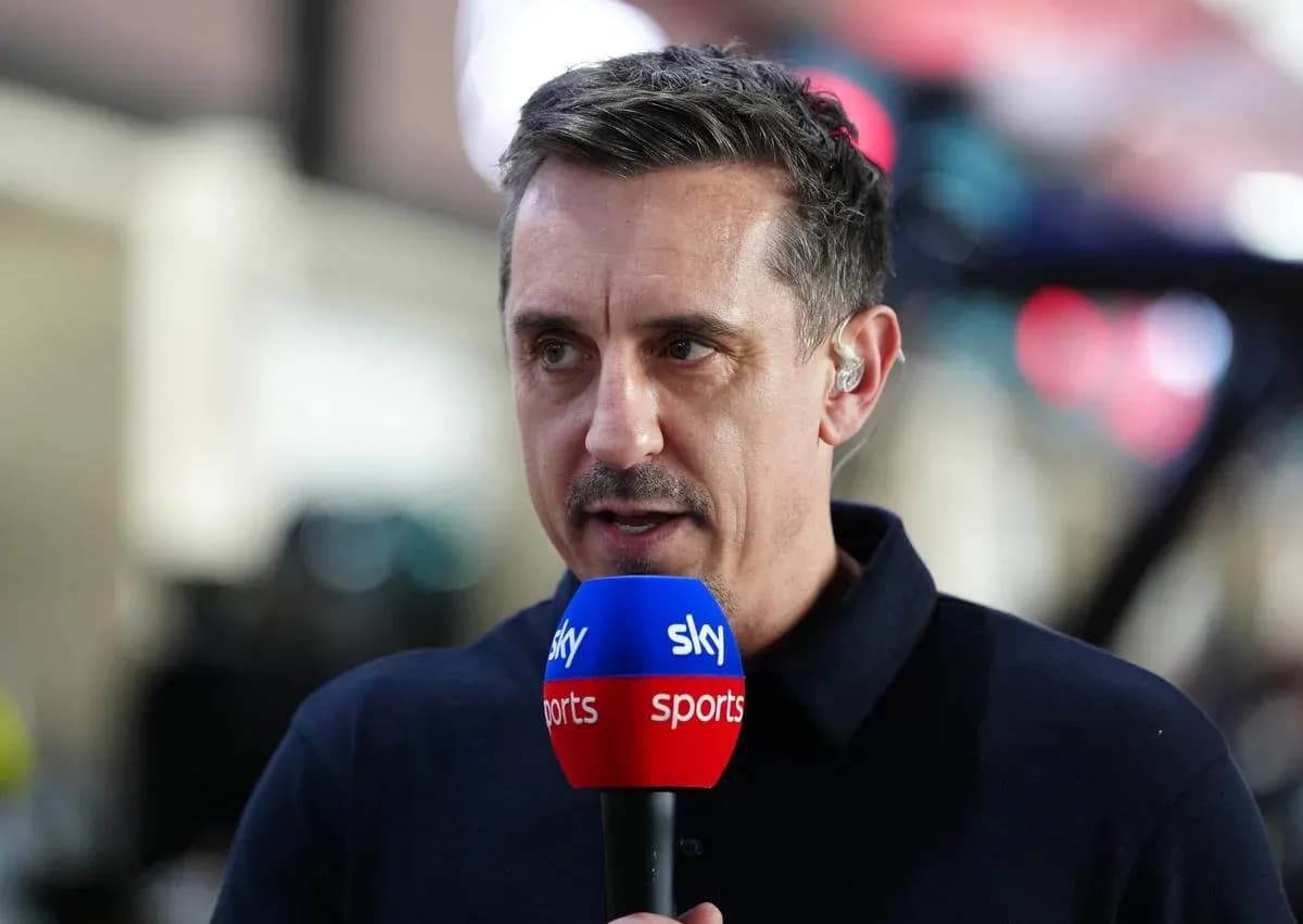 Présentateur parlant avec un microphone Sky Sports Présentateur parlant avec un microphone Sky Sports