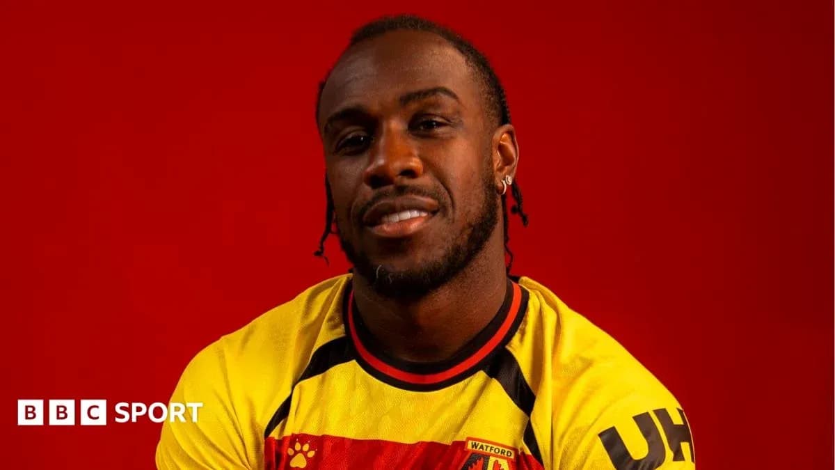 Joueur de Watford portant un maillot jaune et rouge Joueur de Watford portant un maillot jaune et rouge