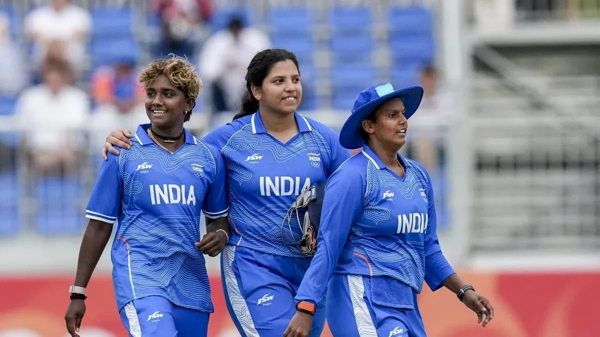 Trois joueuses de cricket indiennes marchant ensemble Trois joueuses de cricket indiennes marchant ensemble