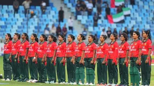 Équipe féminine du Bangladesh chantant l'hymne national Équipe féminine du Bangladesh chantant l'hymne national