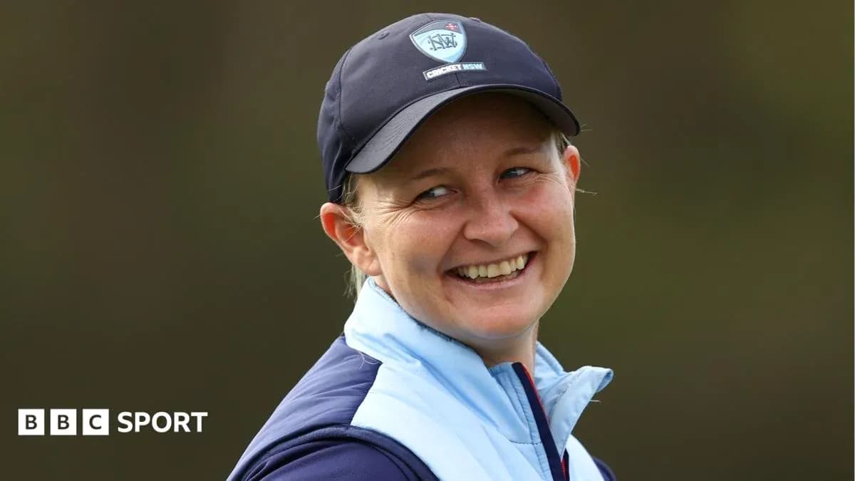 Femme souriante portant une casquette de cricket Femme souriante portant une casquette de cricket
