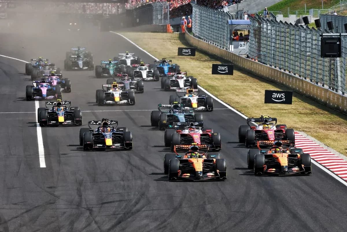 Voitures de F1 en course sur circuit Voitures de F1 en course sur circuit
