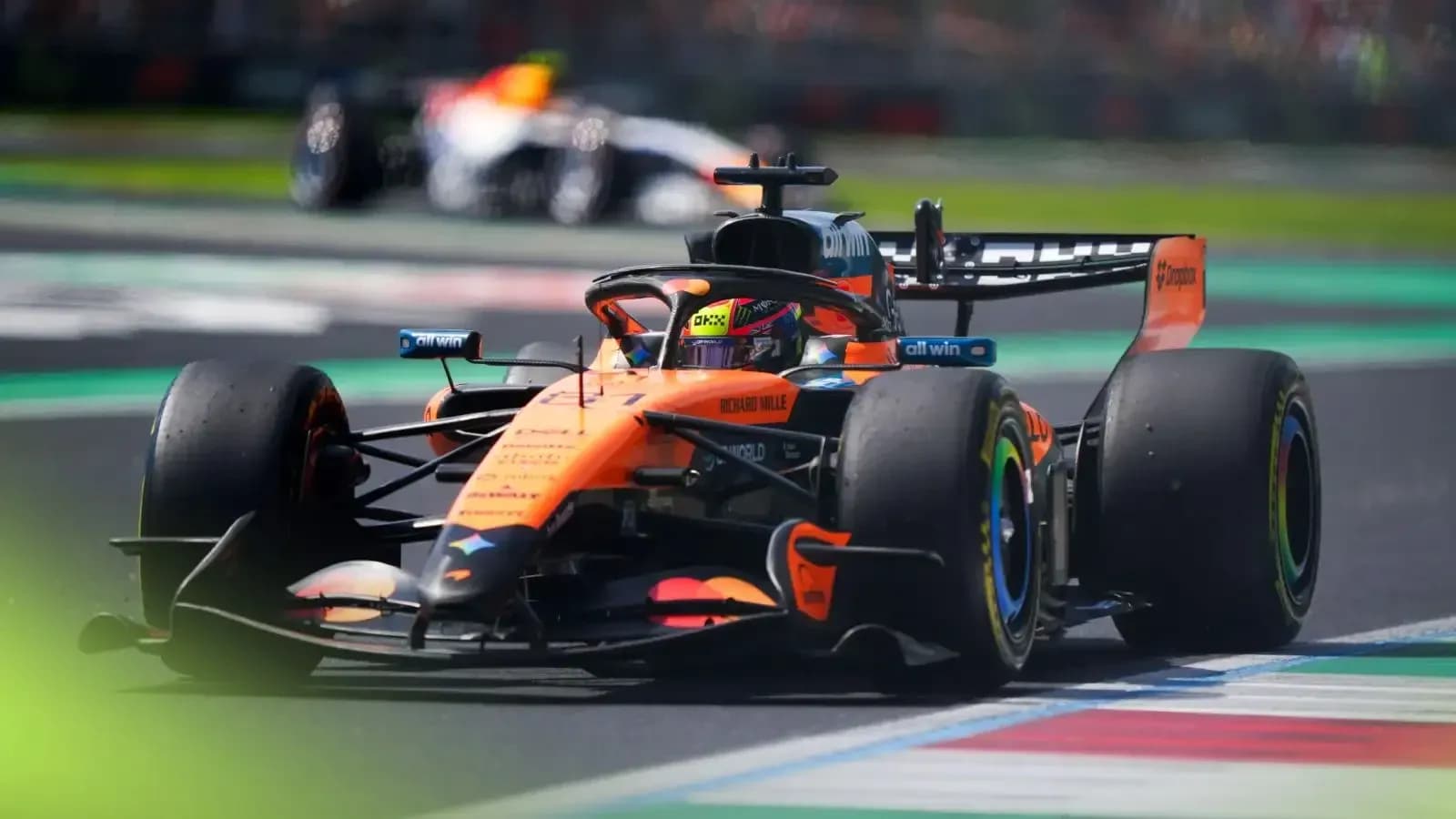 Voiture de F1 McLaren en pleine course sur circuit Voiture de F1 McLaren en pleine course sur circuit