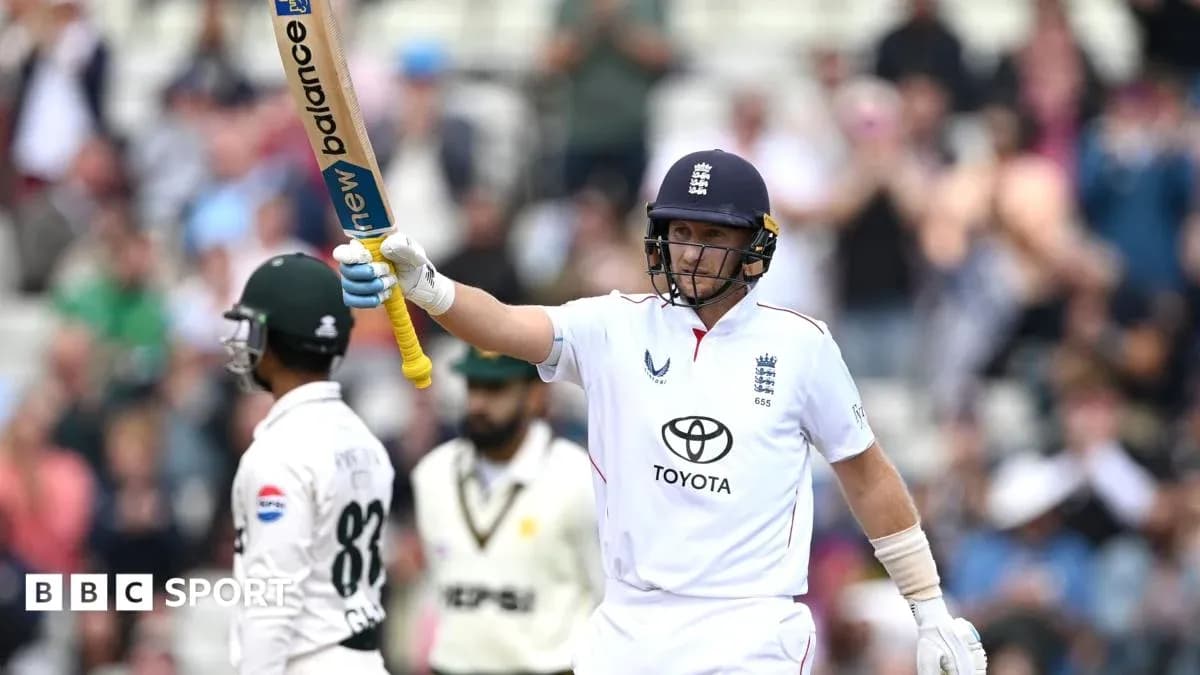 Joueur anglais célébrant avec sa batte lors du match Joueur anglais célébrant avec sa batte lors du match
