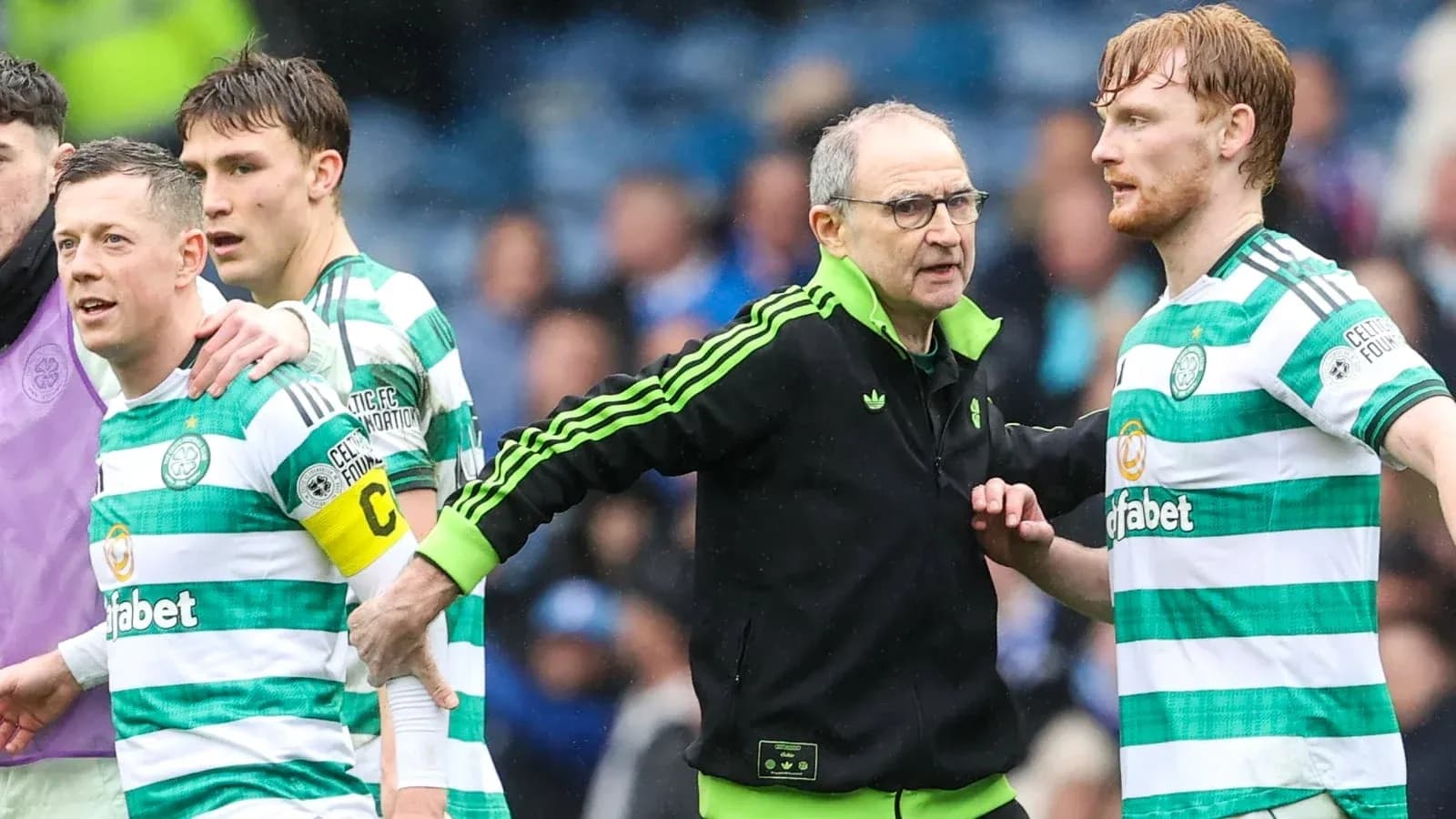 Entraîneur parlant à des joueurs de Celtic en match Entraîneur parlant à des joueurs de Celtic en match