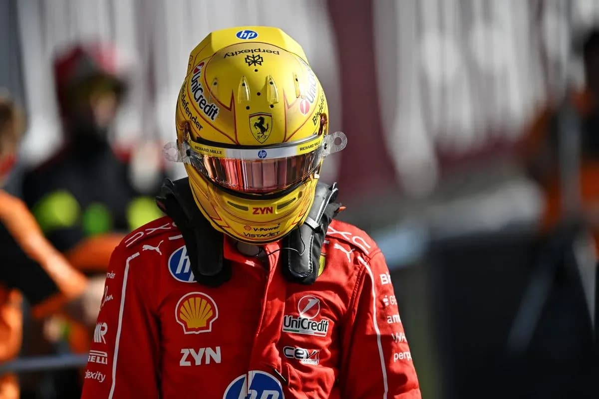 Pilote de F1 portant un casque et une combinaison Ferrari Pilote de F1 portant un casque et une combinaison Ferrari
