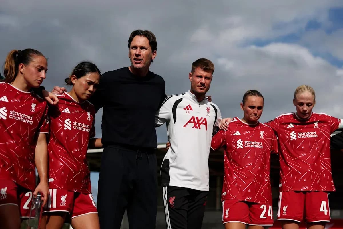 Équipe féminine de Liverpool en discussion avec entraîneur Équipe féminine de Liverpool en discussion avec entraîneur