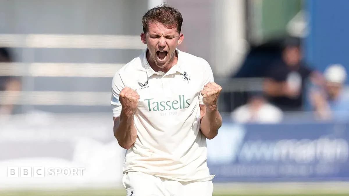 Joueur de cricket célébrant une prise décisive Joueur de cricket célébrant une prise décisive