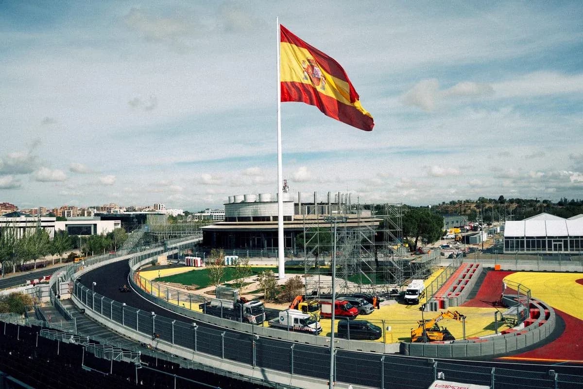 Vue du circuit avec drapeau espagnol et installations Vue du circuit avec drapeau espagnol et installations