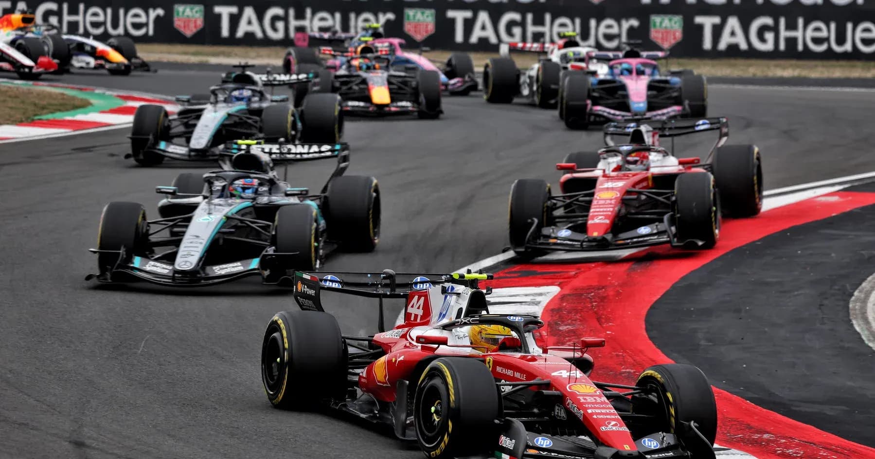 Voitures de Formule 1 en course sur circuit Voitures de Formule 1 en course sur circuit