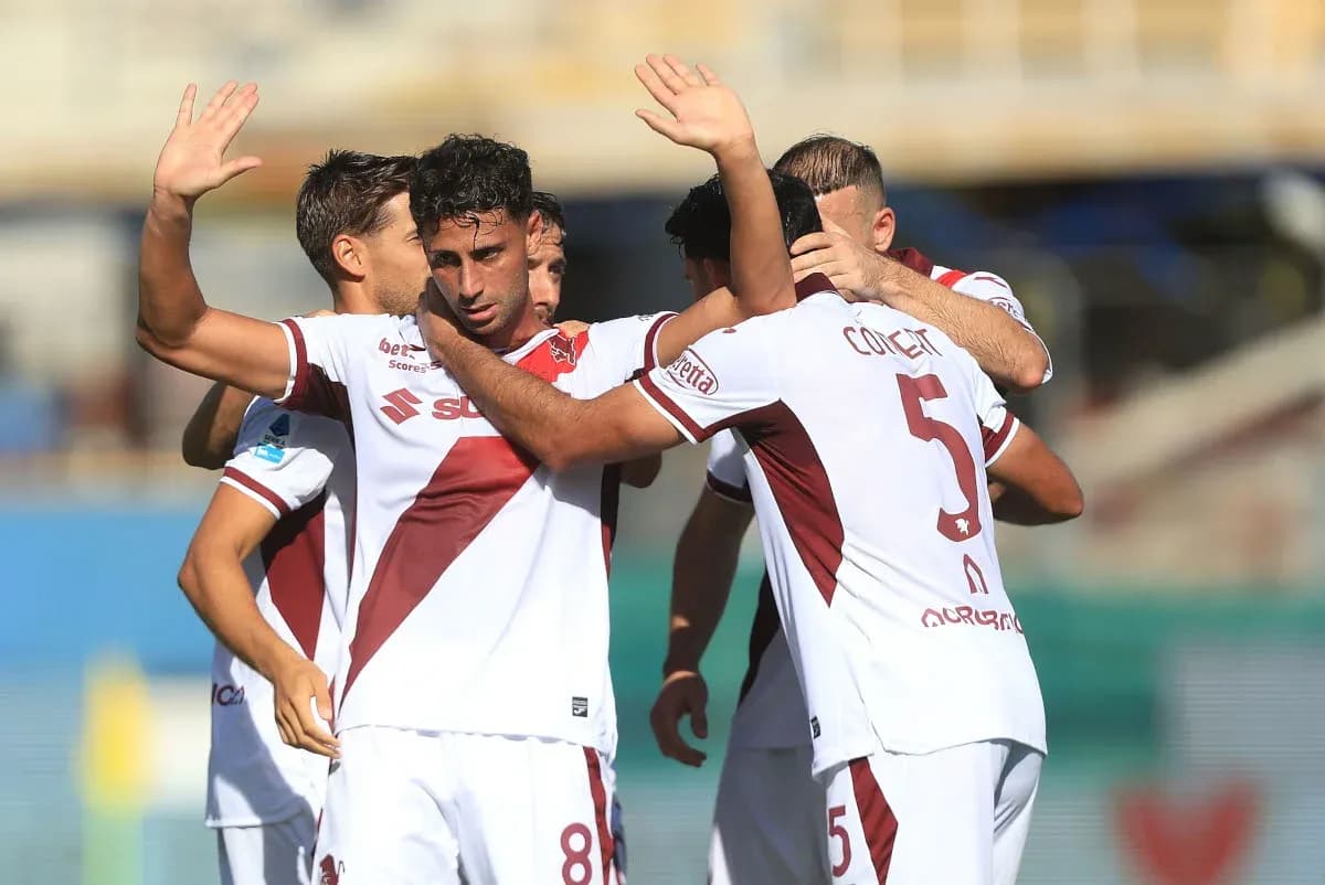 Joueurs célébrant un but lors d'un match Joueurs célébrant un but lors d'un match