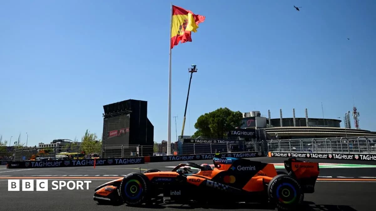 Voiture de F1 McLaren sur circuit avec drapeau espagnol Voiture de F1 McLaren sur circuit avec drapeau espagnol