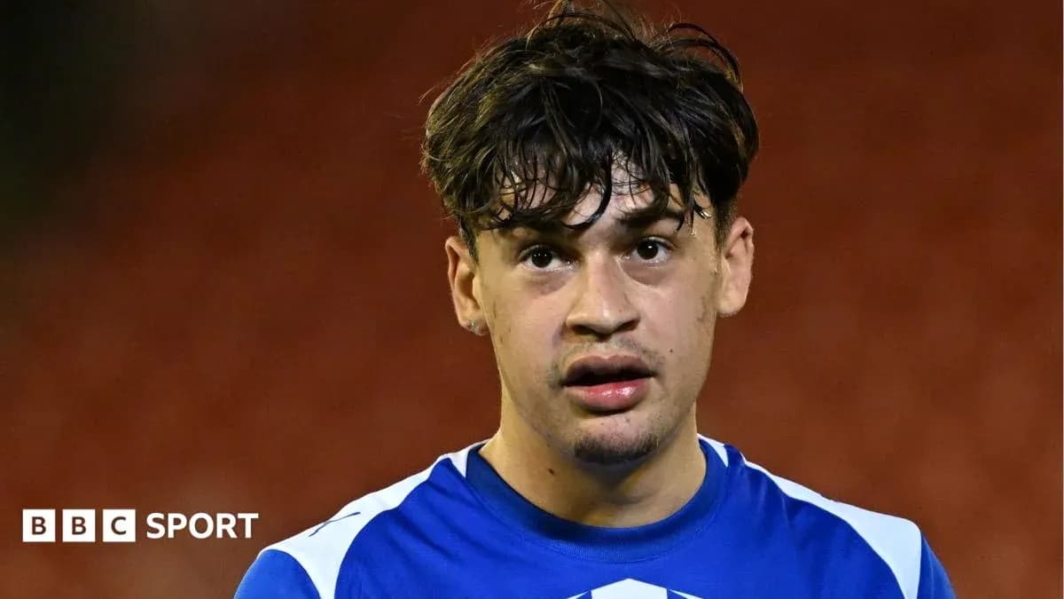 Joueur en maillot bleu regardant vers la caméra Joueur en maillot bleu regardant vers la caméra