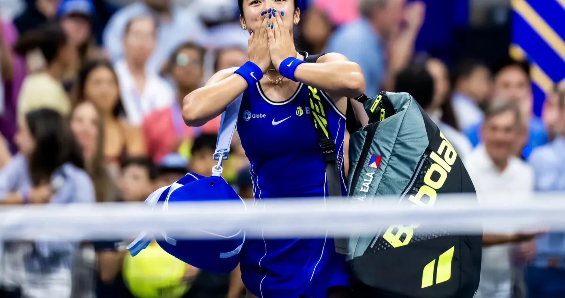 Joueuse de tennis célébrant avec ses sacs à dos Joueuse de tennis célébrant avec ses sacs à dos