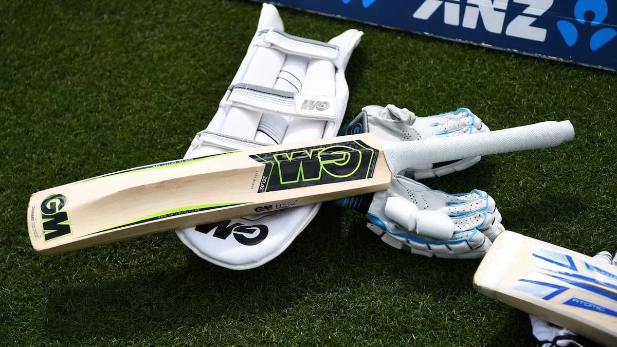 Équipement de cricket avec batte et gants Équipement de cricket avec batte et gants