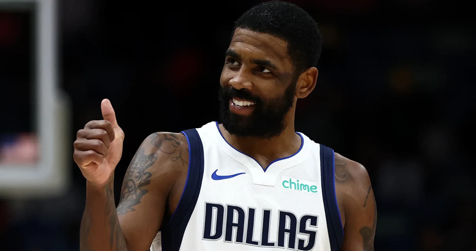 Joueur des Dallas Mavericks faisant un pouce levé Joueur des Dallas Mavericks faisant un pouce levé