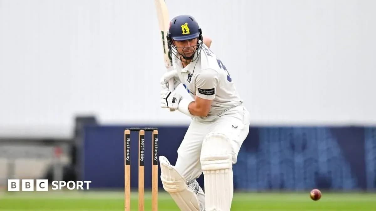 Batteur prêt à frapper la balle au cricket Batteur prêt à frapper la balle au cricket