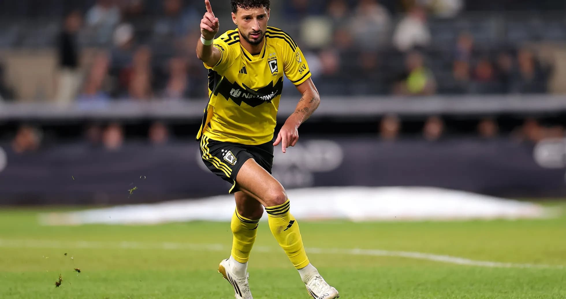 Joueur de Columbus Crew courant sur le terrain Joueur de Columbus Crew courant sur le terrain
