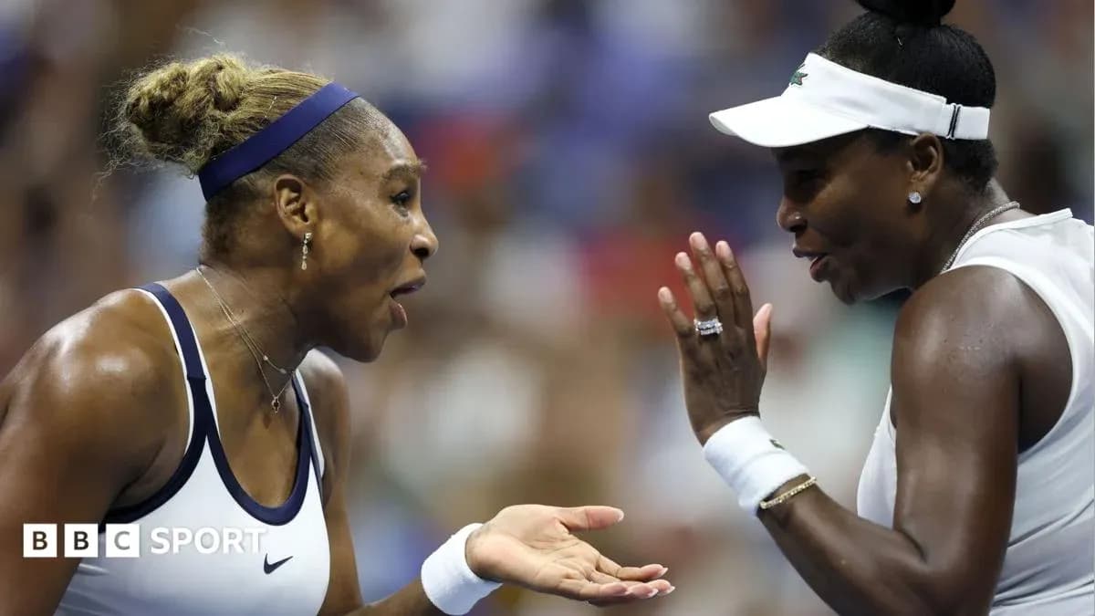Serena et Venus Williams discutant pendant un match Serena et Venus Williams discutant pendant un match