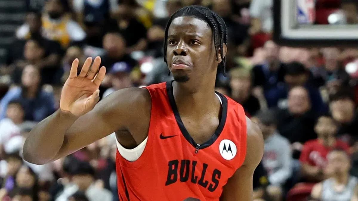 Joueur des Bulls levant la main lors du match Joueur des Bulls levant la main lors du match