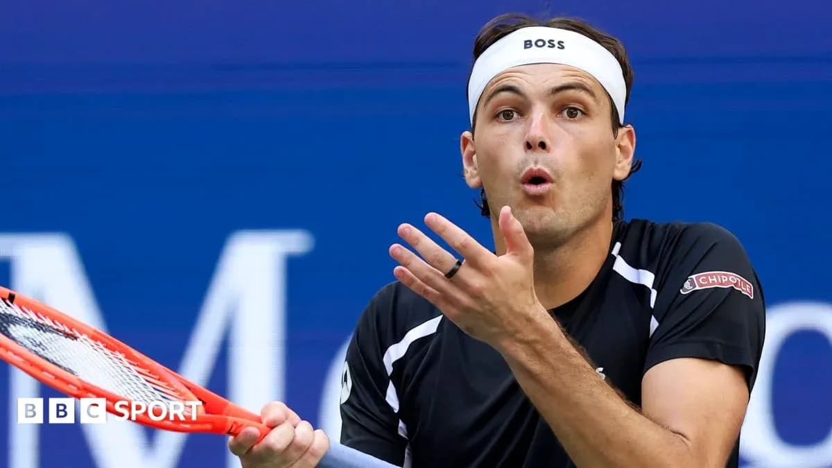 Joueur de tennis en action sur le court Joueur de tennis en action sur le court