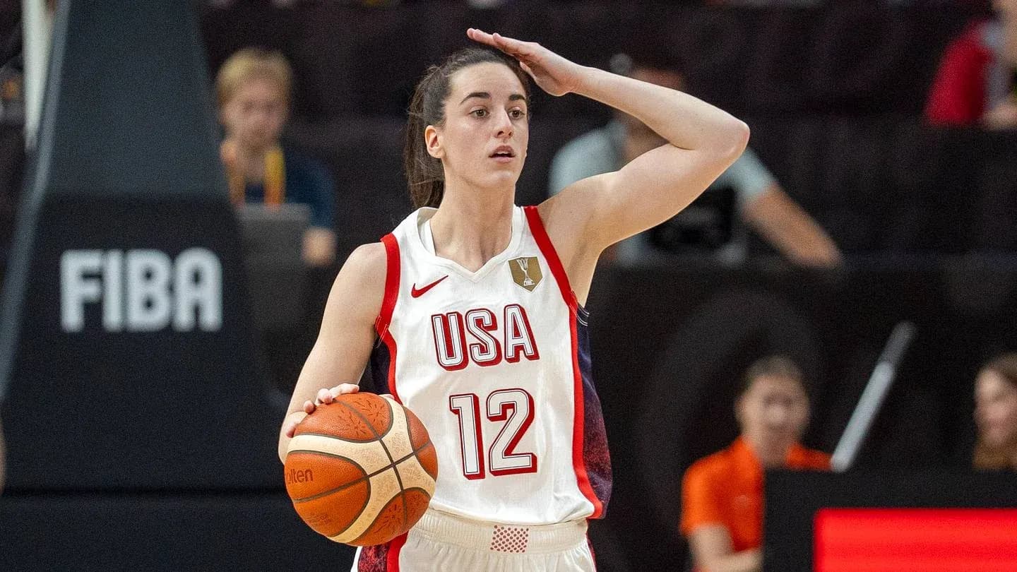 Joueuse américaine dribblant le ballon de basket Joueuse américaine dribblant le ballon de basket