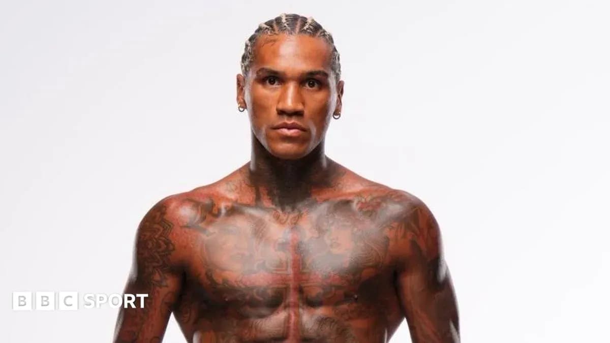 L'athlète torse nu avec des tatouages posant L'athlète torse nu avec des tatouages posant