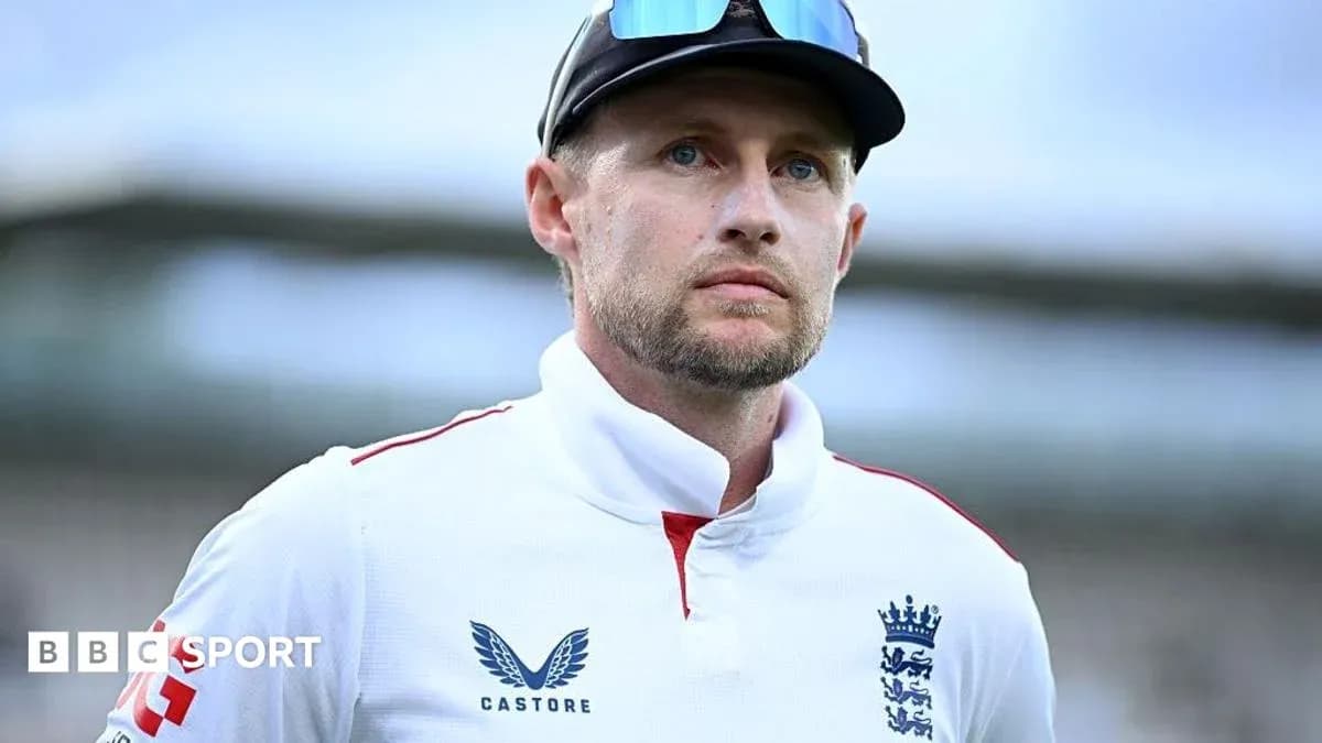 Joueur de cricket en tenue d'Angleterre sur le terrain Joueur de cricket en tenue d'Angleterre sur le terrain