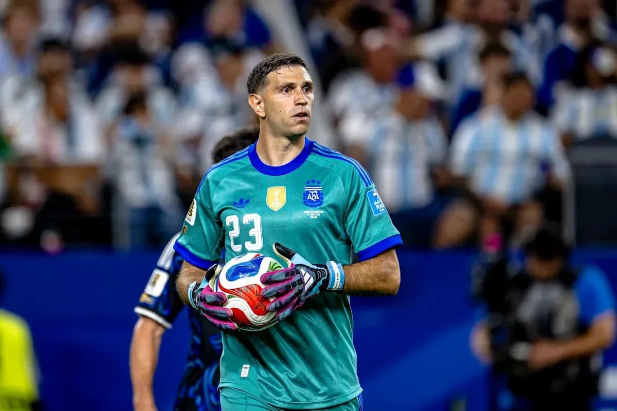 Gardien de but argentin tenant un ballon pendant le match Gardien de but argentin tenant un ballon pendant le match