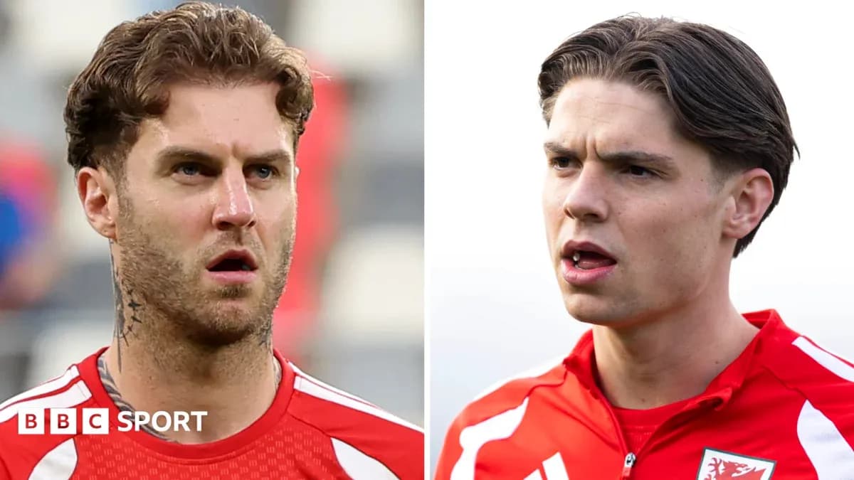 Deux joueurs de football en tenue rouge, regard sérieux Deux joueurs de football en tenue rouge, regard sérieux