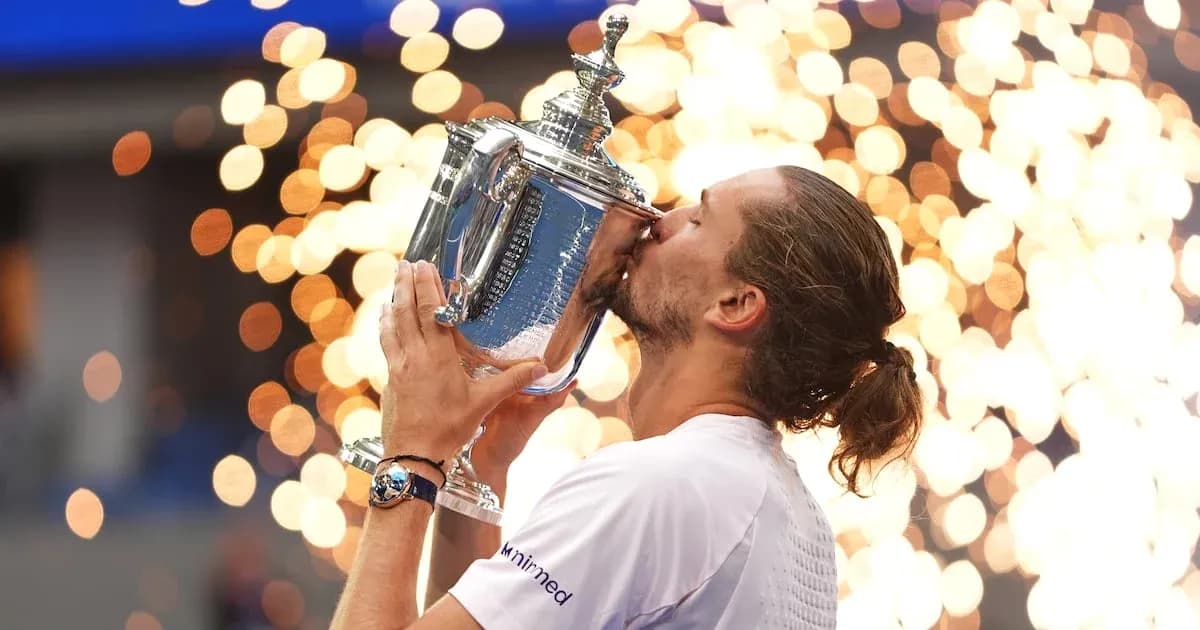 Joueur embrassant le trophée après la victoire Joueur embrassant le trophée après la victoire