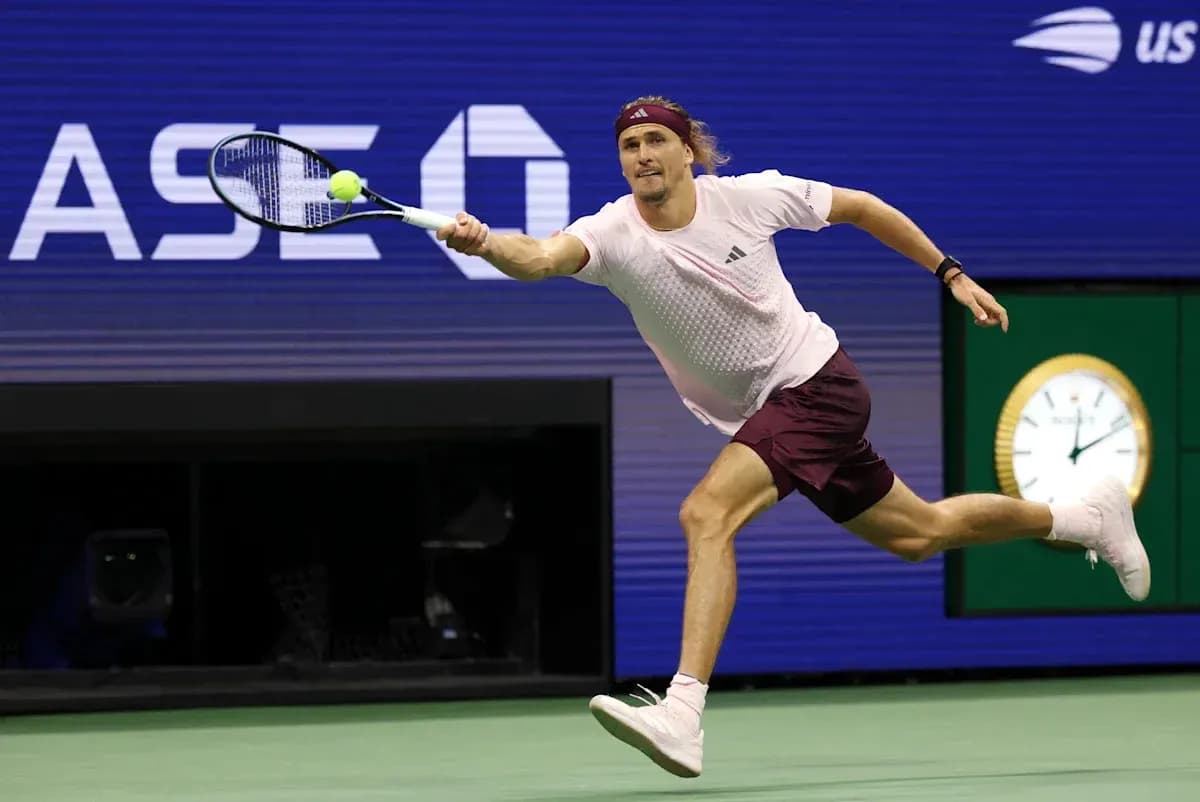 Joueur de tennis en pleine course pour frapper la balle Joueur de tennis en pleine course pour frapper la balle