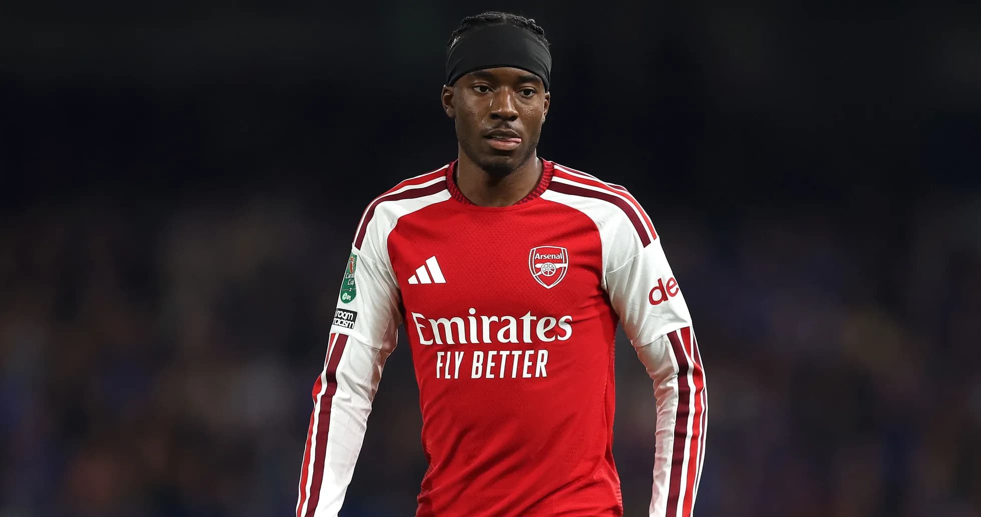 Joueur d'Arsenal en tenue rouge sur le terrain Joueur d'Arsenal en tenue rouge sur le terrain