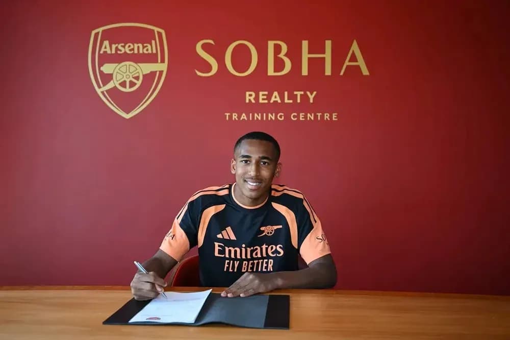 Joueur signant un contrat au centre d'entraînement d'Arsenal Joueur signant un contrat au centre d'entraînement d'Arsenal