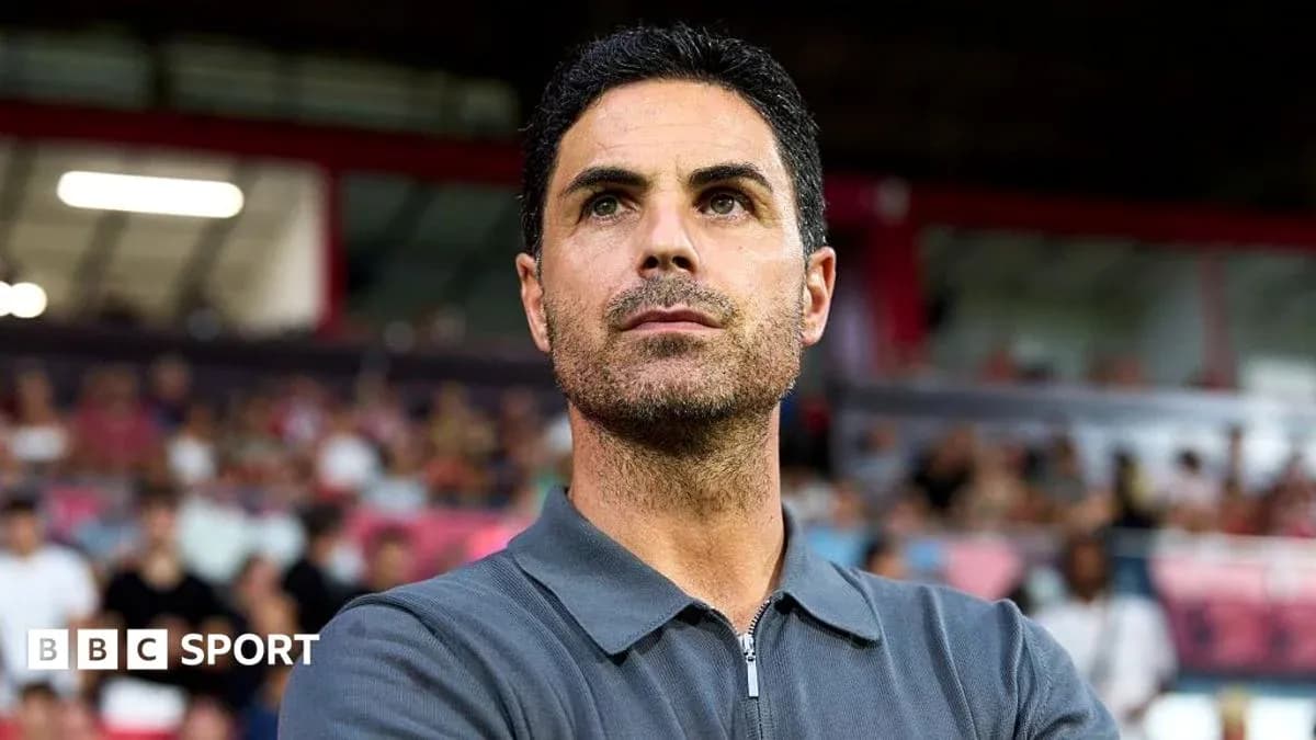 Entraîneur observant le match depuis la touche Entraîneur observant le match depuis la touche