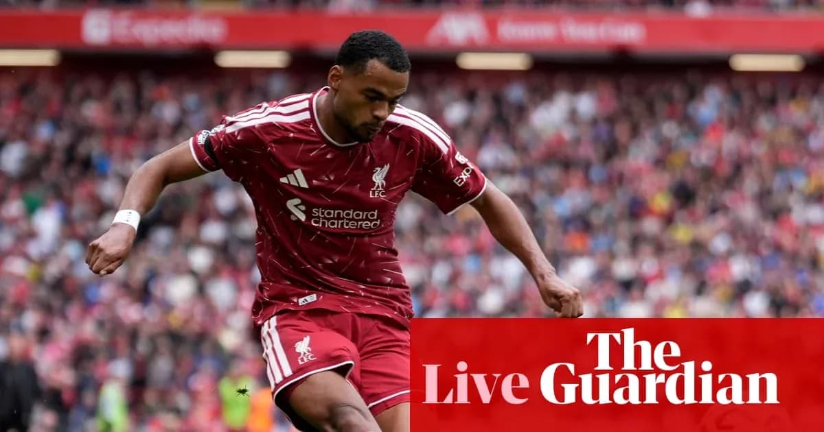 Joueur de Liverpool dribblant sur le terrain pendant le match Joueur de Liverpool dribblant sur le terrain pendant le match
