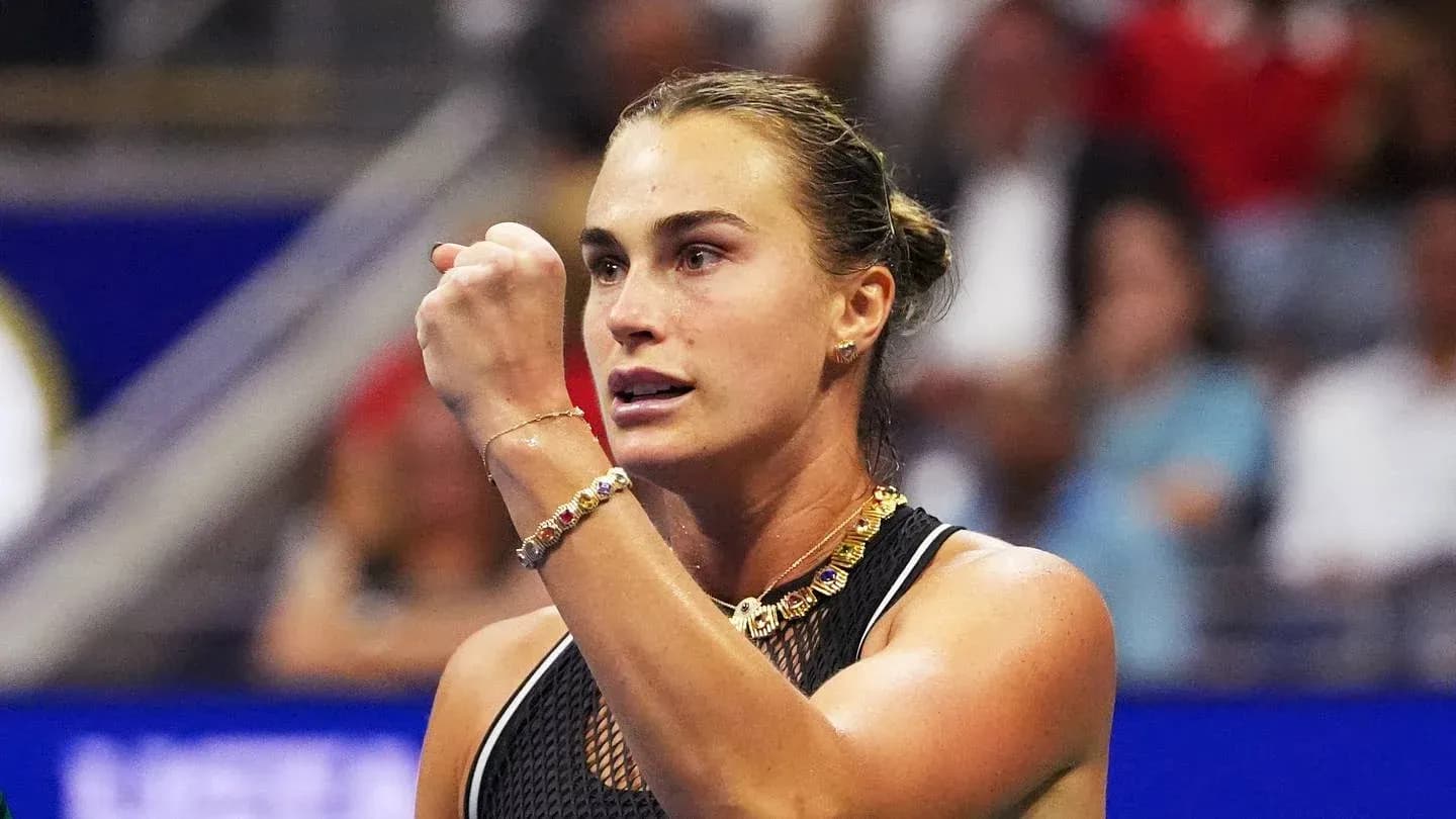 Joueuse de tennis célébrant un point durant un match Joueuse de tennis célébrant un point durant un match