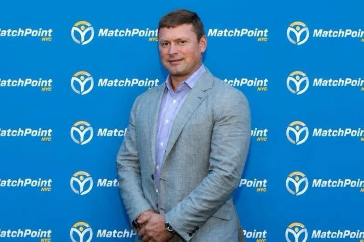 Homme posant devant un mur de MatchPoint NYC Homme posant devant un mur de MatchPoint NYC