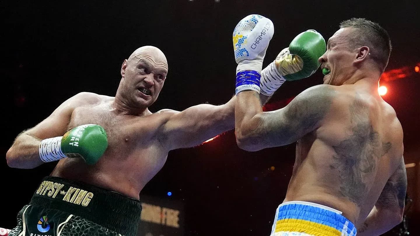 Boxeurs se battant sur le ring lors d'un match Boxeurs se battant sur le ring lors d'un match