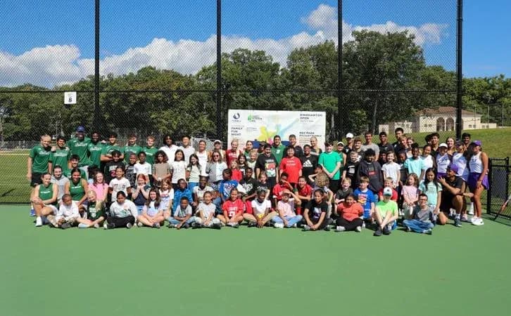 Groupe de participants sur un court de tennis Groupe de participants sur un court de tennis