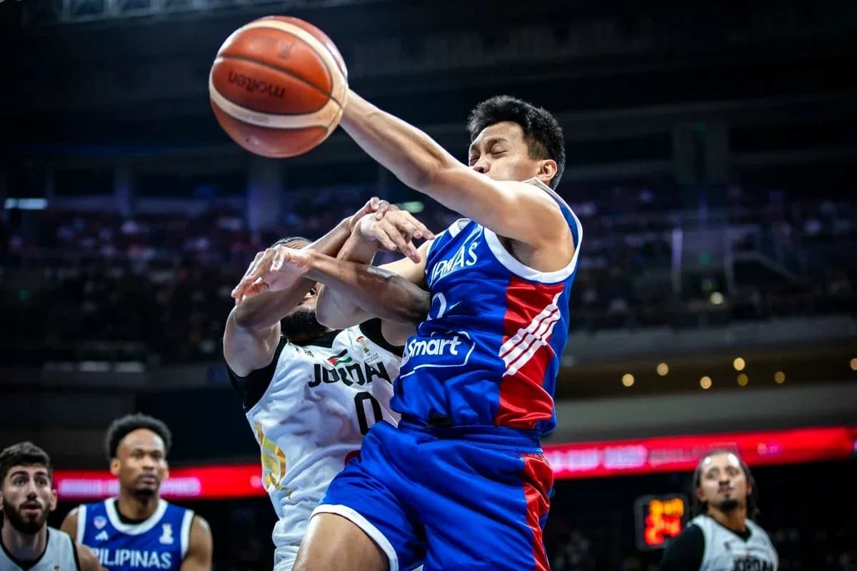 Joueur de basket en action avec un adversaire Joueur de basket en action avec un adversaire