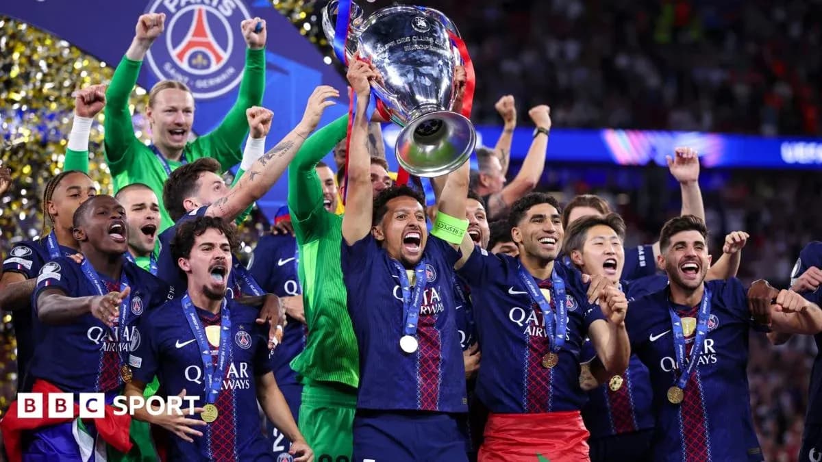 Joueurs du PSG célébrant la victoire avec le trophée Joueurs du PSG célébrant la victoire avec le trophée