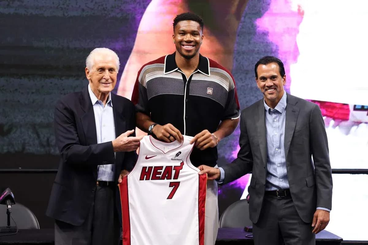 Présentation d'un joueur avec le maillot des Miami Heat Présentation d'un joueur avec le maillot des Miami Heat