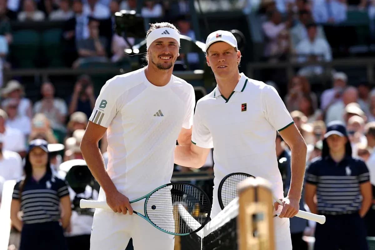 Deux joueurs de tennis posant avant un match Deux joueurs de tennis posant avant un match