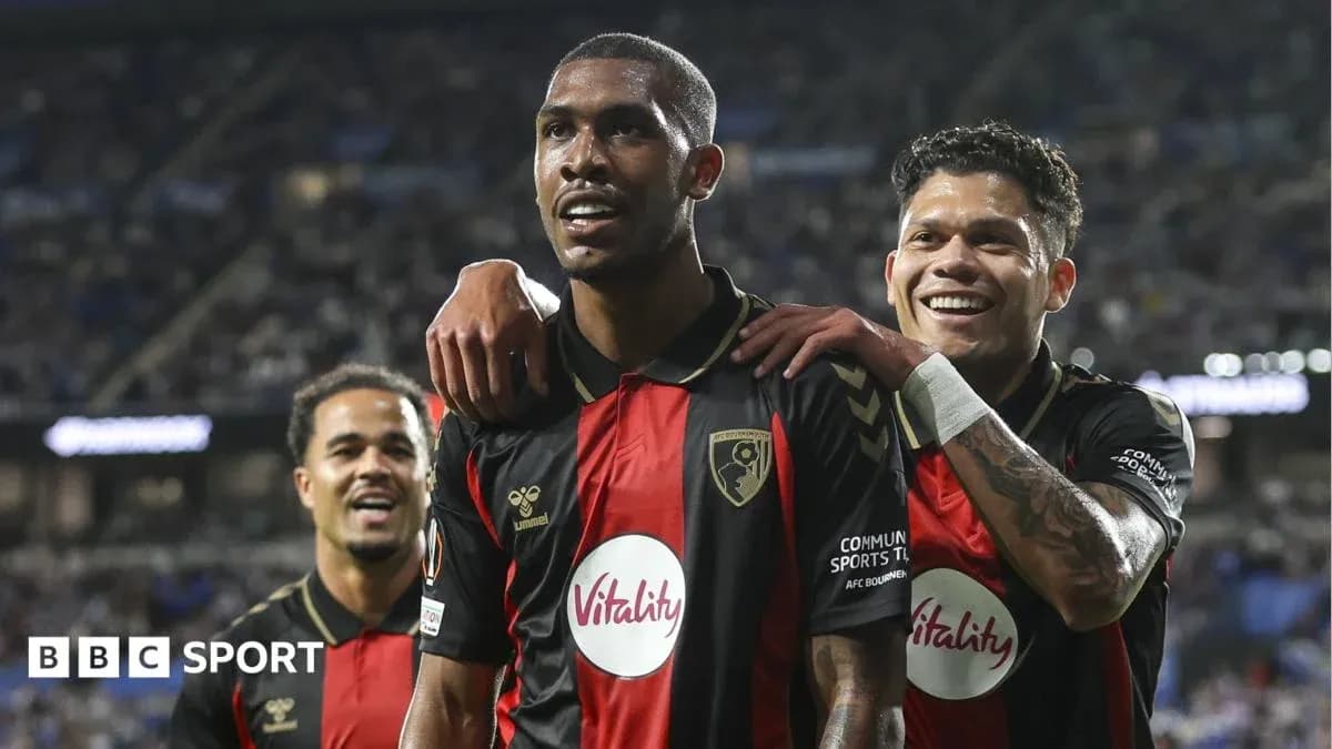 Joueurs d'AFC Bournemouth célébrant un but ensemble Joueurs d'AFC Bournemouth célébrant un but ensemble