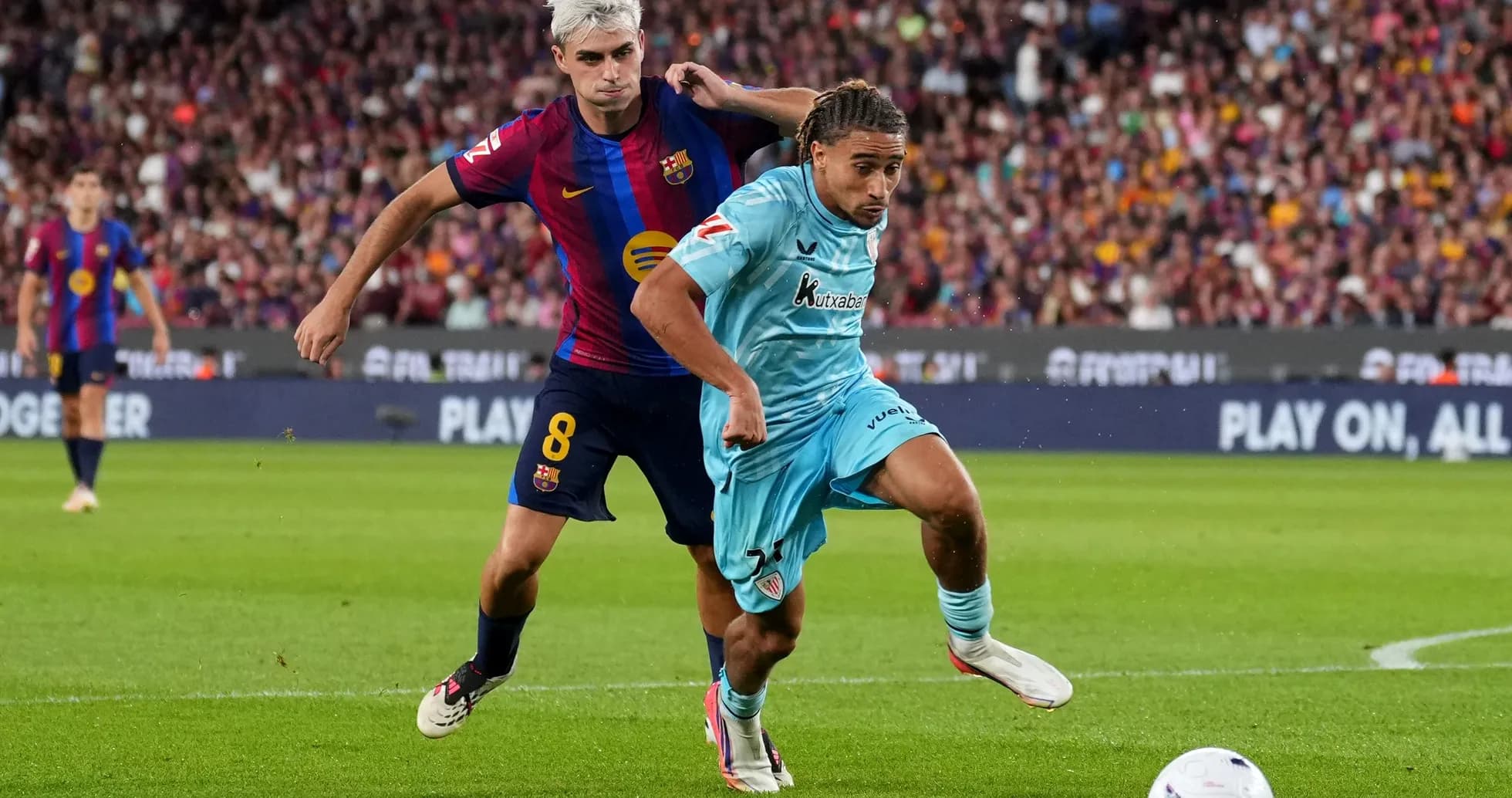 Joueur du FC Barcelone en train de défendre un adversaire Joueur du FC Barcelone en train de défendre un adversaire