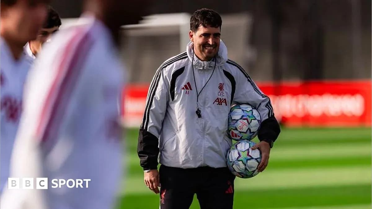 Entraîneur portant des ballons à l'entraînement de Liverpool Entraîneur portant des ballons à l'entraînement de Liverpool