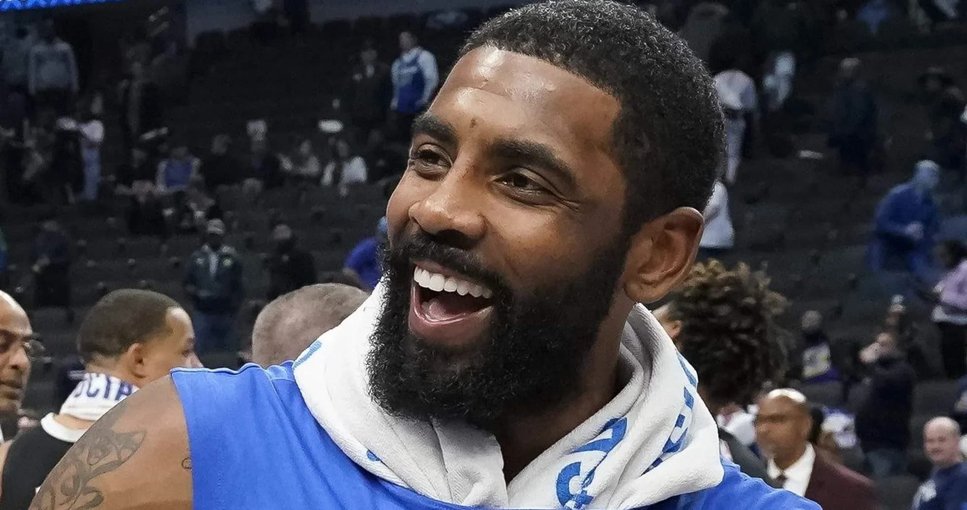 Joueur de basket souriant après le match Joueur de basket souriant après le match